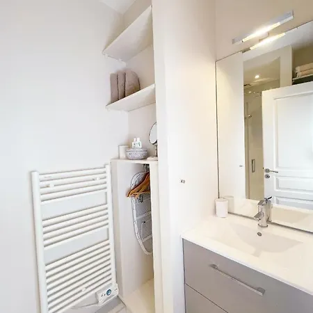 2 Minutes Walk From The Beach Of דירה קאבורג